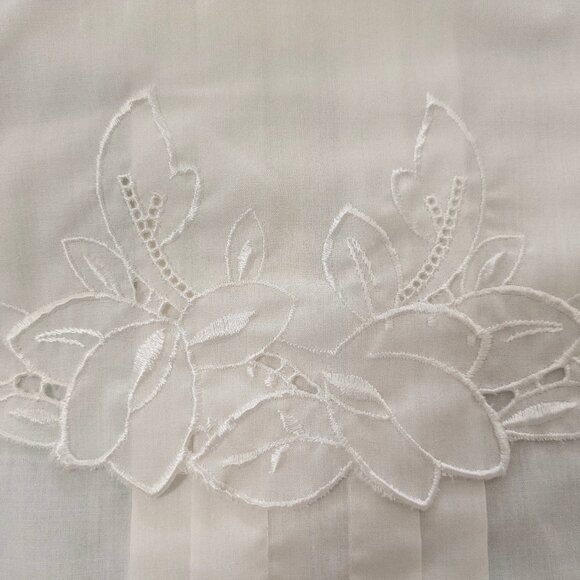 Vintage White Embroidered/Cutout Blouse - Picture 4 of 5